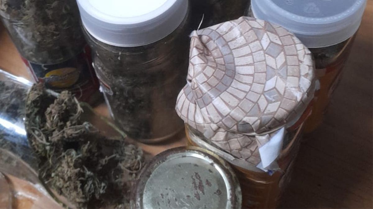 La marihuana hallada se encontraba en frascos. La marihuana hallada se encontraba en frascos.