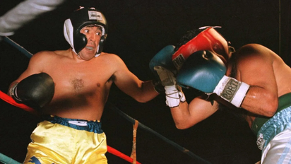 El día que Maradona sorprendió a todos una vez más y boxeó con un campeón mundial
