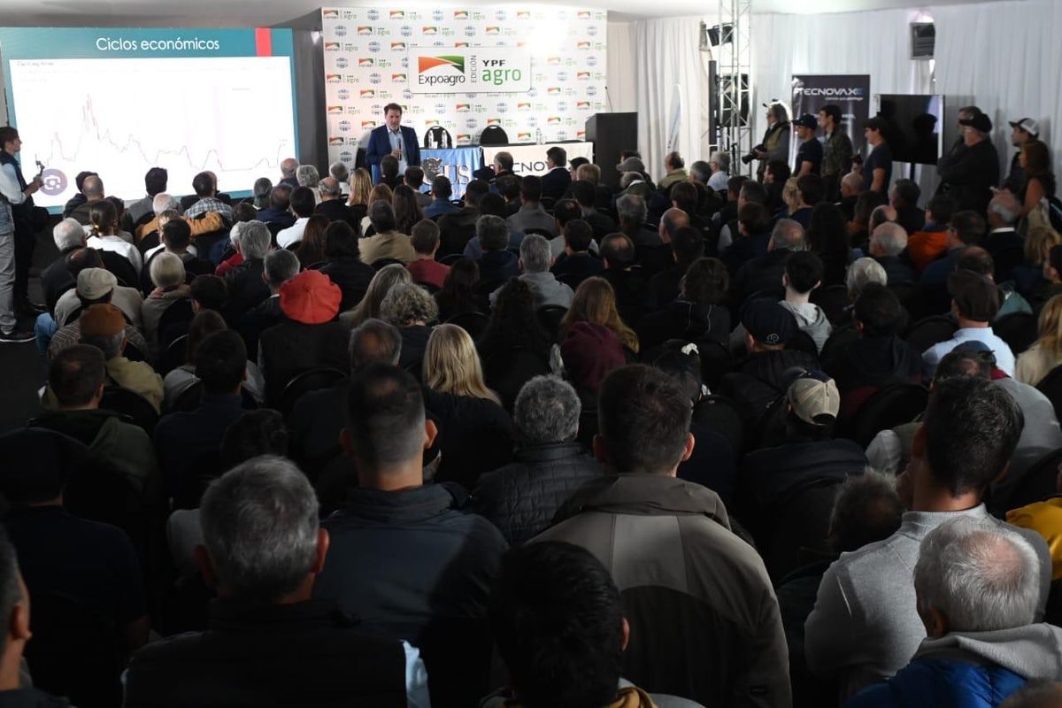 Asistentes a la charla del economista Claudio Zuchovicki en Expoagro 2025.