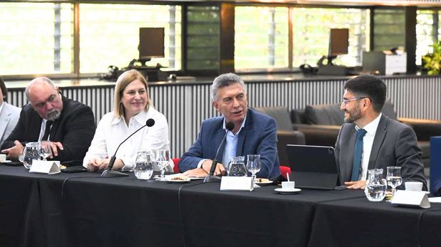 Mauricio Macri junto al gobernador de Santa Fe, Maximiliano Pullaro, y la exvicegobernadora, Gisela Scaglia.&nbsp;