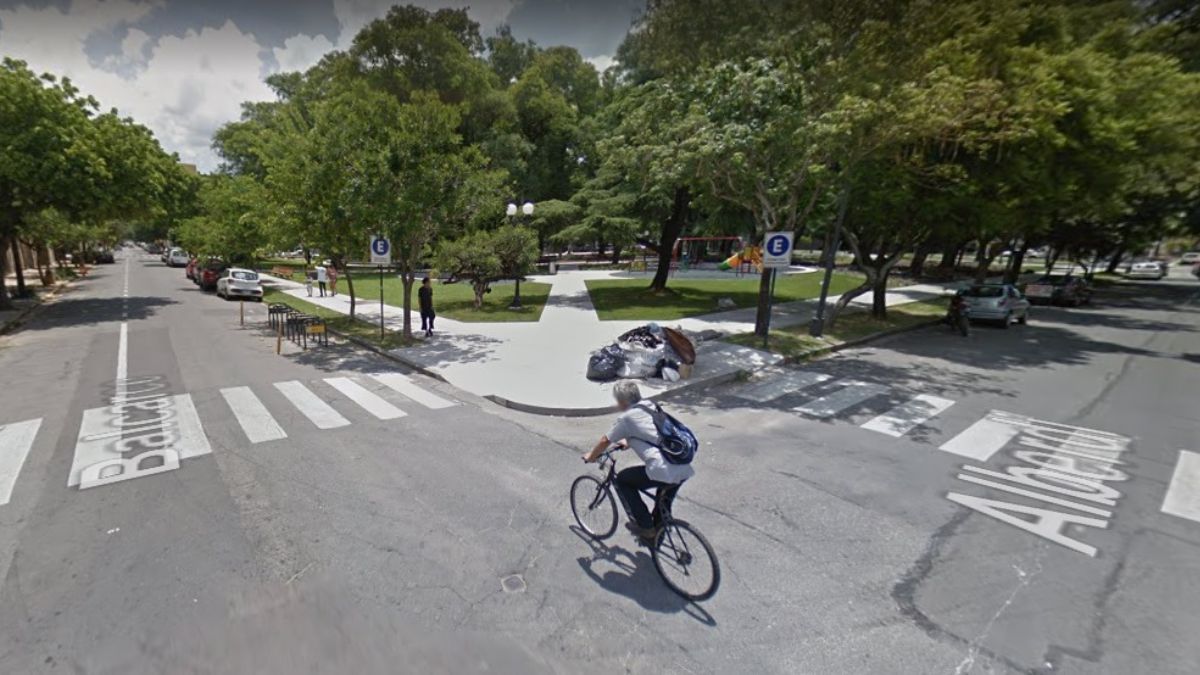 Alberdi y Balcarce: en esta intersección un ladrón asaltó a una mujer que esperaba a su hija.