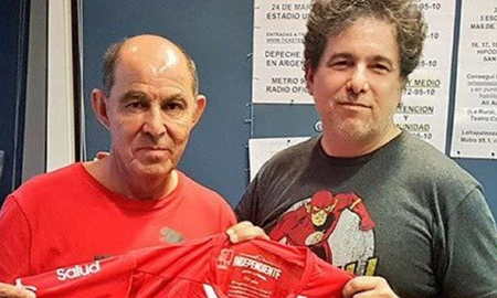 Todos por Independiente: Andrés Calamaro se metió en la colecta de Santi Maratea. Todos por Independiente: Andrés Calamaro se metió en la colecta de Santi Maratea.