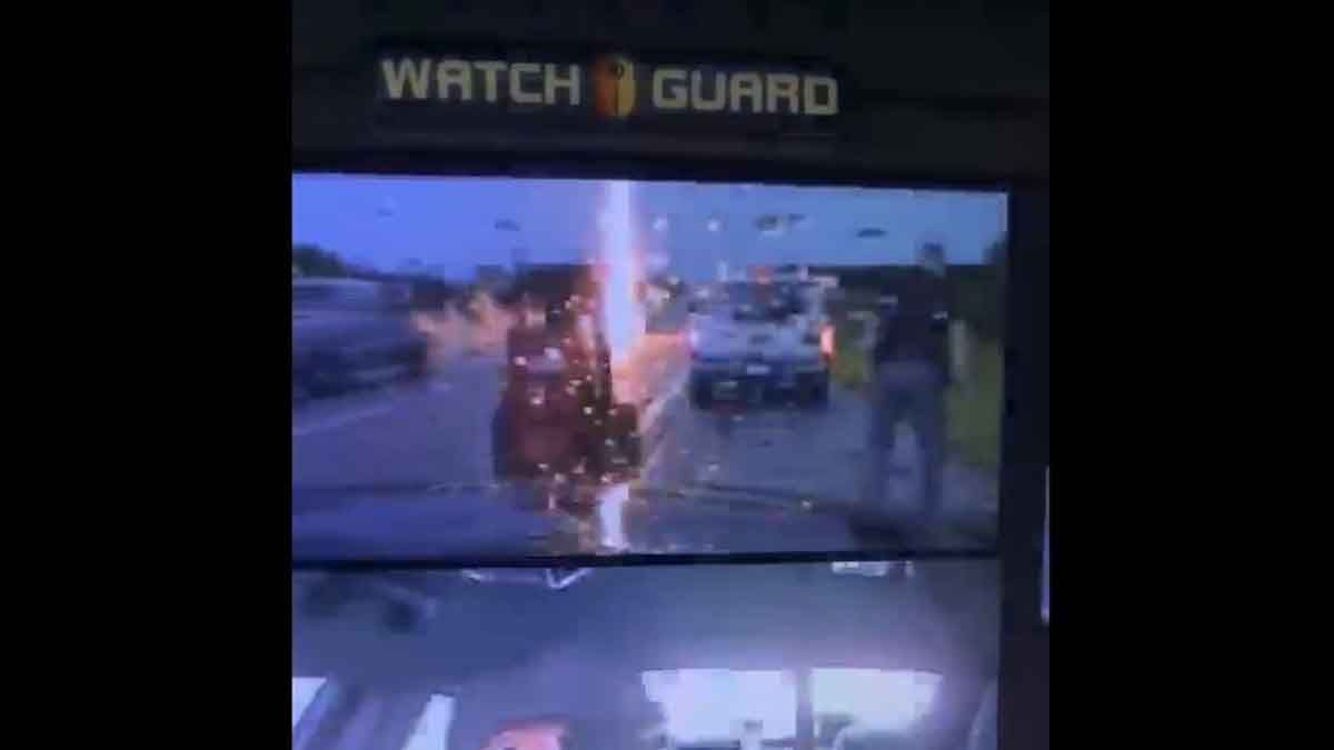 Un rayo casi golpea a un polic&iacute;a de tr&aacute;fico mientras ayuda a un conductor