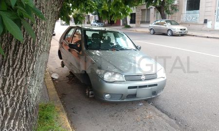 Así quedó el coche Fiat Palio estacionado en Marcial Candioti e Ituzaingó.&nbsp;