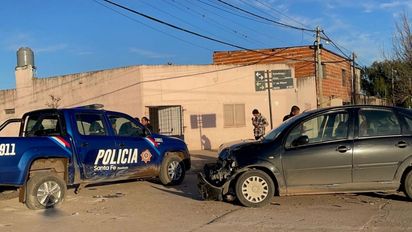 Fuerte choque en barrio Transporte de Santa Fe entre un patrullero de la PAT y un auto particular