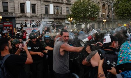 Incidentes en la Plaza del Congreso mientras se trataba la Ley Ómnibus. Incidentes en la Plaza del Congreso mientras se trataba la Ley Ómnibus.