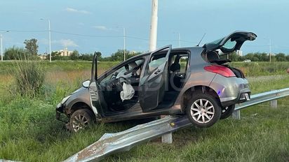 Circunvalación Oeste: el auto abandonado por su conductor tras un choque era robado