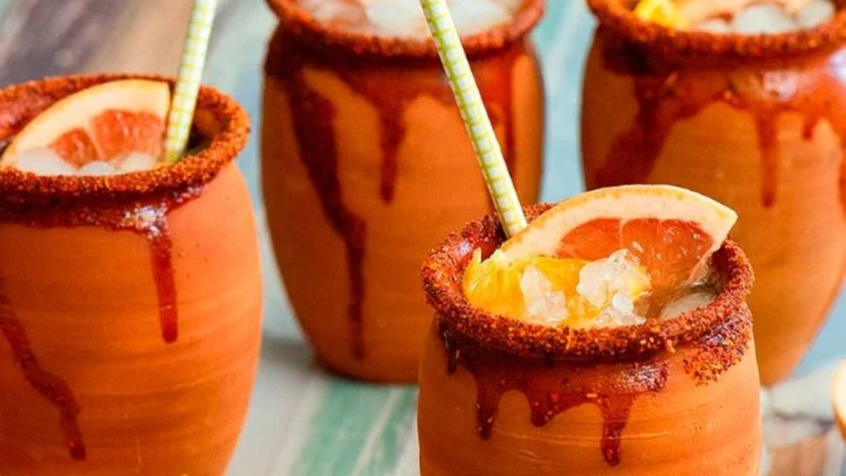 Tradicionalmente, se preparan en vasijas de barro y combinan tequila con jugos cítricos. Tradicionalmente, se preparan en vasijas de barro y combinan tequila con jugos cítricos.