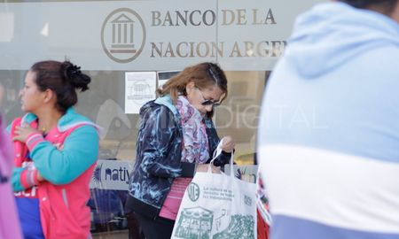 Jubilados y beneficiarios de asignaciones en una sucursal del banco Nación, en la capital provincial. Jubilados y beneficiarios de asignaciones en una sucursal del banco Nación, en la capital provincial.