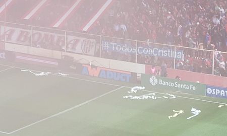 La bandera #TodosConCristina que se colgó en la cancha de Unión generó debate en redes sociales. La bandera #TodosConCristina que se colgó en la cancha de Unión generó debate en redes sociales.