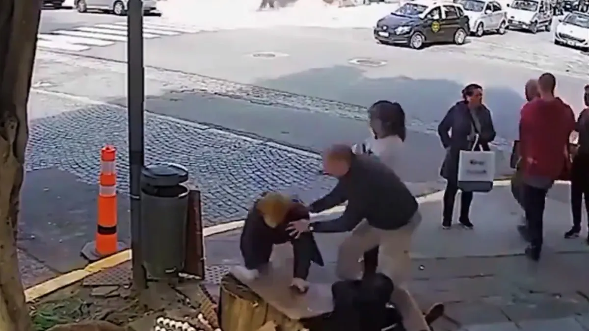 Vecina rompehuevos se enojó con un vendedor y le destruyó todo