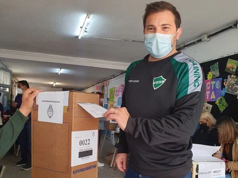 El periodista Diego Brancatelli fue a votar con un buzo deportivo del club Ituzaingó.