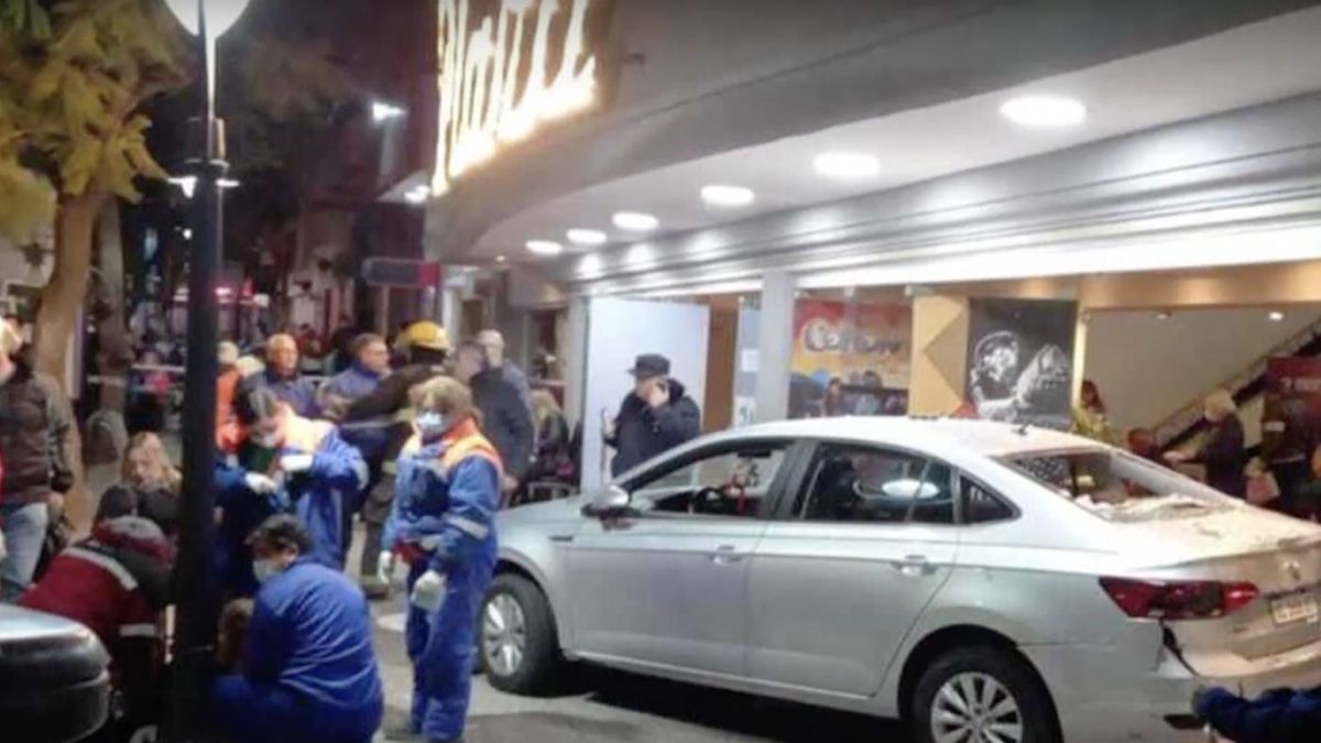 Pánico a la salida del teatro en el que actuaba Soledad Silveyra: un auto se incrustó en la puerta e hirió a 23 personas