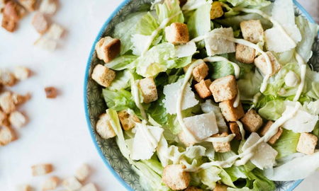 Cómo preparar una ensalada César con ingredientes fáciles. Cómo preparar una ensalada César con ingredientes fáciles.