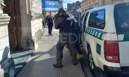 Con chaleco y casco, así llegó Benavidez al Juzgado Federal el día que fue indagado.&nbsp;