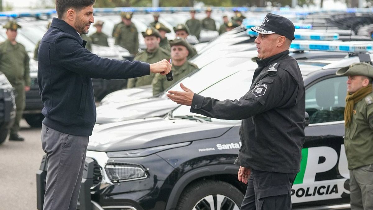 El gobernador Maximiliano Pullaro encabez&oacute; este viernes la entrega de 117 camionetas 0 km equipadas para tareas de patrullaje, destinadas a la Unidad Regional I, la Polic&iacute;a de Investigaciones (PDI), la Guardia Rural Los Pumas y la nueva Guardia Provincial (ex Polic&iacute;a Vial).