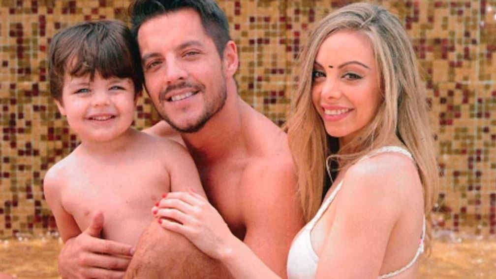 Ian con su mamá y su verdadero padre.