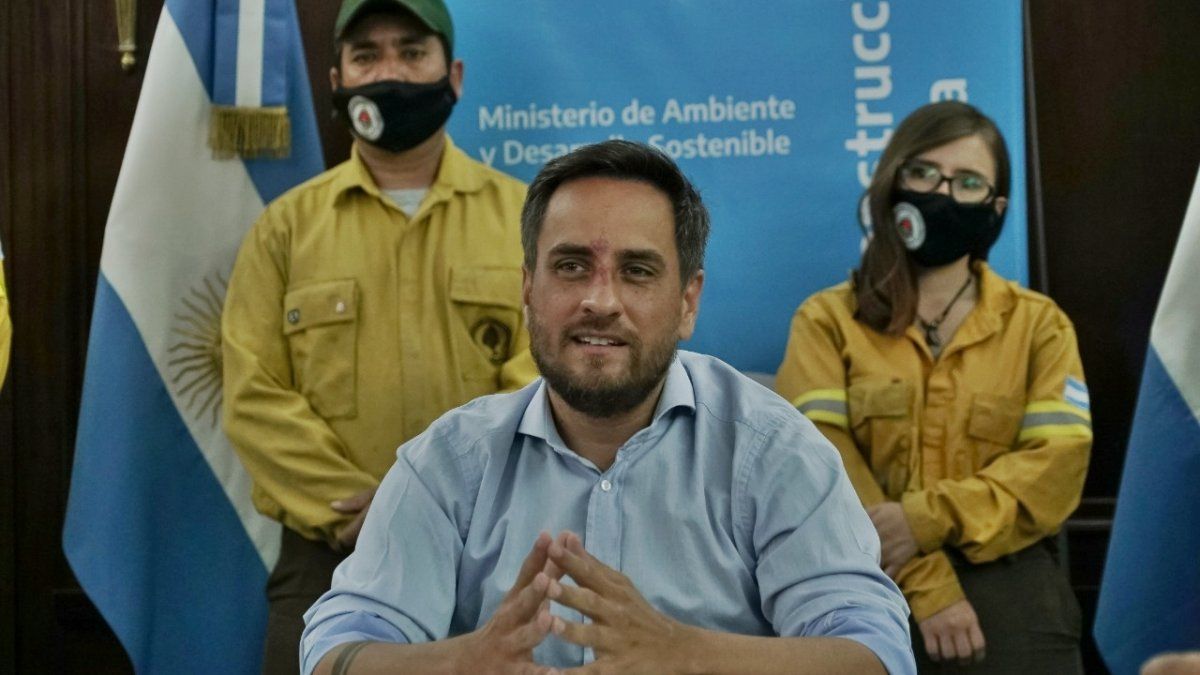El ministro de Ambiente y Desarrollo Sostenible, Juan Cabandié, anunció este miércoles que presentará una denuncia penal para que se investiguen "los incendios intencionales" en zonas de Río Negro y Chubut