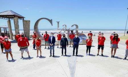 Axel Kicillof, se reunió este lunes con intendentes de las localidades balnearias de la Costa para coordinar los protocolos que regirán durante la temporada de verano. Axel Kicillof, se reunió este lunes con intendentes de las localidades balnearias de la Costa para coordinar los protocolos que regirán durante la temporada de verano.