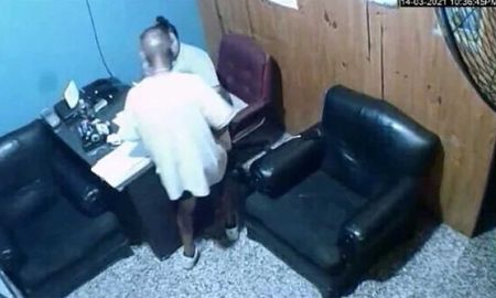 Una mujer fue golpeada y apuñalada con una faca en la cabeza por un delincuente que entró a robar a la remisería en la que trabaja en José C. Paz Una mujer fue golpeada y apuñalada con una faca en la cabeza por un delincuente que entró a robar a la remisería en la que trabaja en José C. Paz
