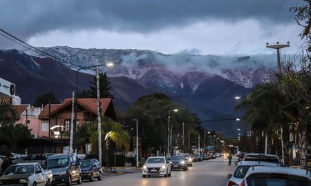 Las corrientes de aire que descienden de las sierras interactúan con la carga mineral de las rocas, generando una atmósfera hiperoxigenada que beneficia la salud de los visitantes durante las caminatas invernales. Las corrientes de aire que descienden de las sierras interactúan con la carga mineral de las rocas, generando una atmósfera hiperoxigenada que beneficia la salud de los visitantes durante las caminatas invernales.