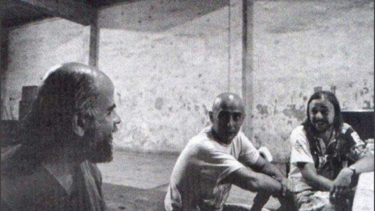 El Indio Solari y Rocambole consolidaron una de las duplas artísticas más potentes del país, una unión que comenzó formalmente en 1978 con el diseño de las icónicas entradas y afiches para los primeros shows en teatros subterráneos. El Indio Solari y Rocambole consolidaron una de las duplas artísticas más potentes del país, una unión que comenzó formalmente en 1978 con el diseño de las icónicas entradas y afiches para los primeros shows en teatros subterráneos.