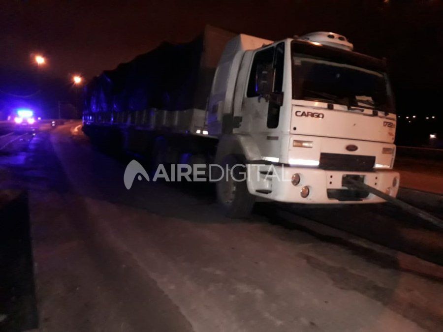 Camión terminó empantanado en una obra de bacheo