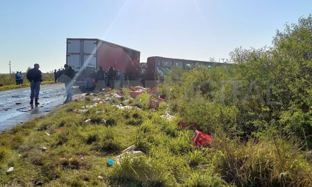 Un camión embistió a un colectivo que estaba detenido a la vera de la ruta 11 Un camión embistió a un colectivo que estaba detenido a la vera de la ruta 11
