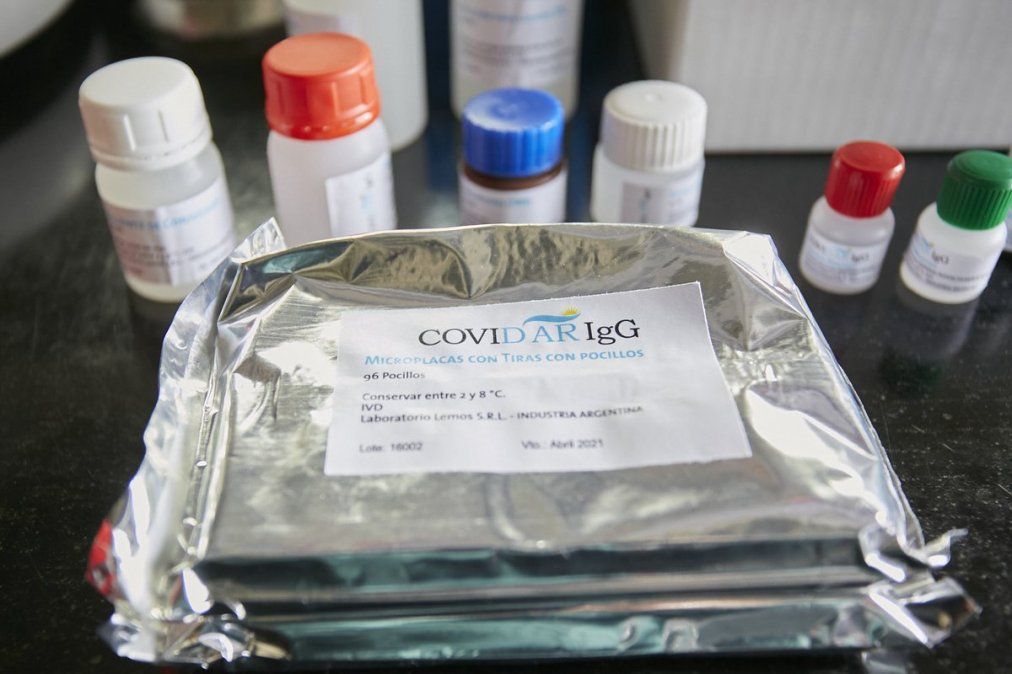 Gamarnik señaló que el estudio también pretende determinar la duración de la inmunidad humoral (anticuerpos) y celular (linfocitos T).