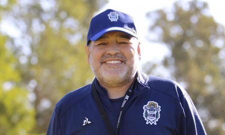 Diego Maradona evoluciona favorablemente y recibiría el alta de la Clínica de Olivos en las próximas horas. Diego Maradona evoluciona favorablemente y recibiría el alta de la Clínica de Olivos en las próximas horas.