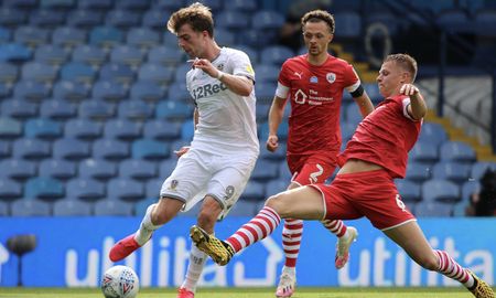 Con un gol en contra, el Leeds de Marcelo Bielsa derrotó al Barnsley y quedó a un paso de ascender a la Premier League. Con un gol en contra, el Leeds de Marcelo Bielsa derrotó al Barnsley y quedó a un paso de ascender a la Premier League.