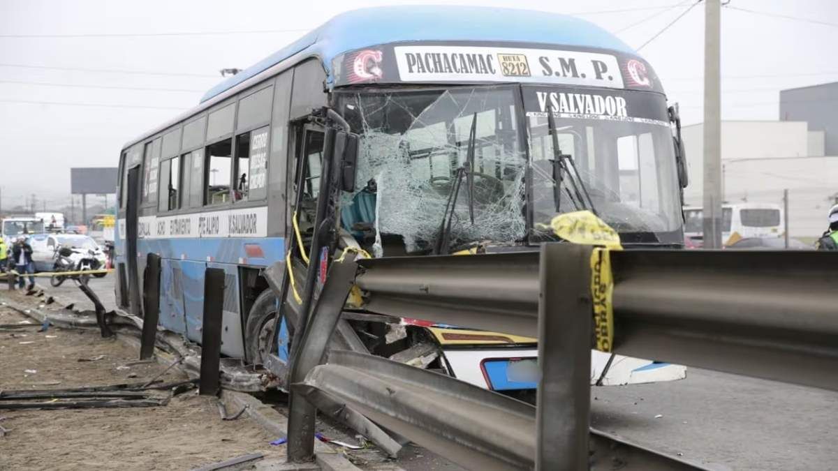 El bus de la empresa Real Star impactó contra una baranda en Ate y provocó la muerte de dos pasajeros.