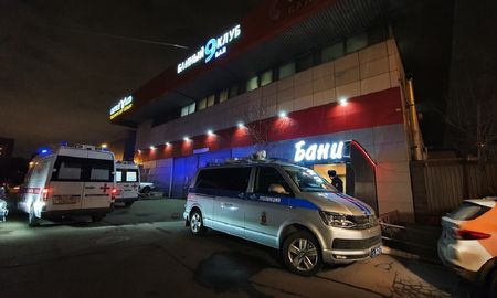 Oficiales de policía y ambulancias en el lugar de los hechos en un club de baños, al sur de Moscú Oficiales de policía y ambulancias en el lugar de los hechos en un club de baños, al sur de Moscú