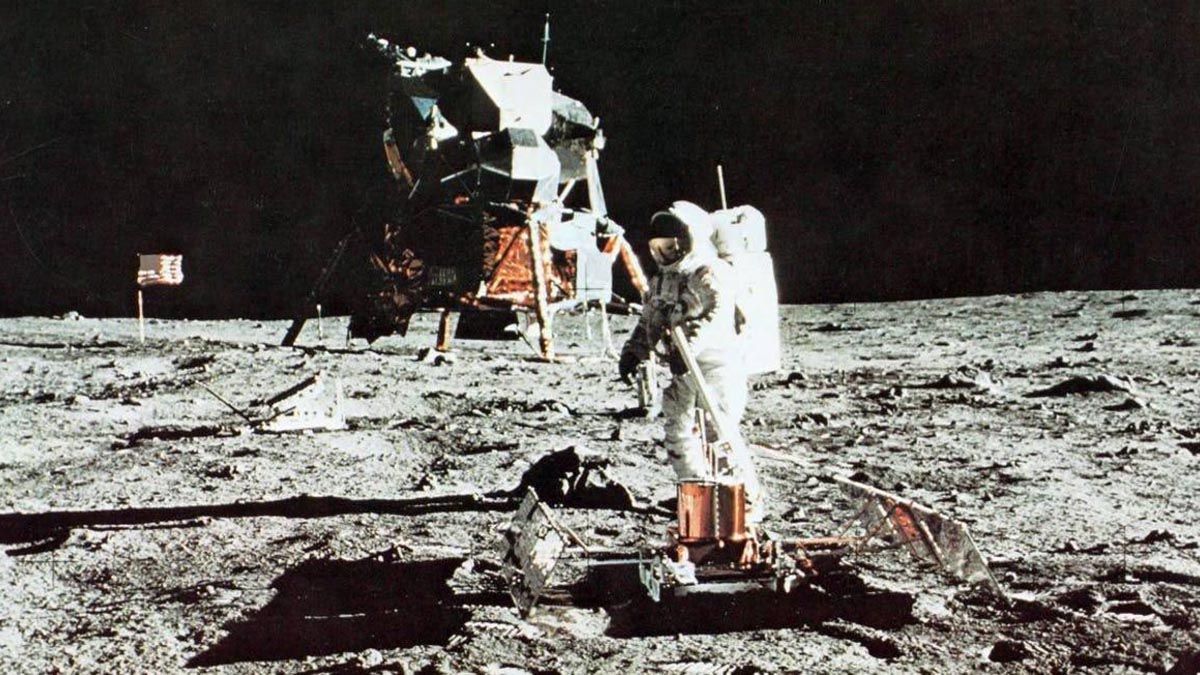 Apolo 11&nbsp;fue una misi&oacute;n espacial tripulada de Estados Unidos cuyo objetivo fue lograr que un ser humano caminara en la superficie de la Luna.&nbsp;