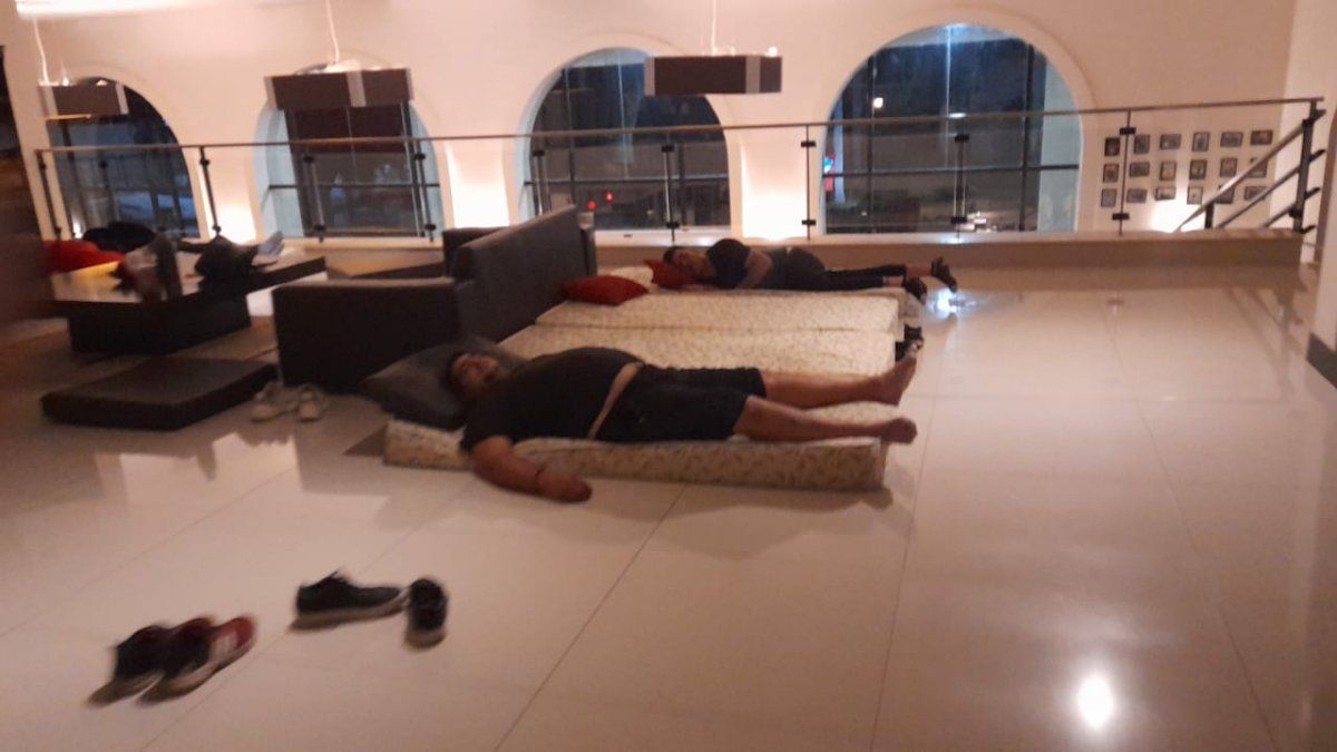 Un grupo de hinchas tomó el hotel de Campo Colón, en medio de la disputa entre el club y la empresa administradora.