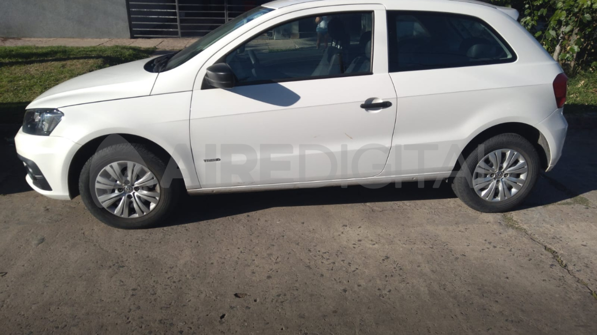 Los ladrones se llevaron un automóvil marca Volwskagen de color blanco, patente AB 067 AG.