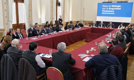 En la reunión, integrantes de la Justicia Federal, la Procuraduría de Narcocriminalidad (PROCUNAR) y la Unidad de investigación Financiera (UIF) presentaron un informe del estado de situación. En la reunión, integrantes de la Justicia Federal, la Procuraduría de Narcocriminalidad (PROCUNAR) y la Unidad de investigación Financiera (UIF) presentaron un informe del estado de situación.