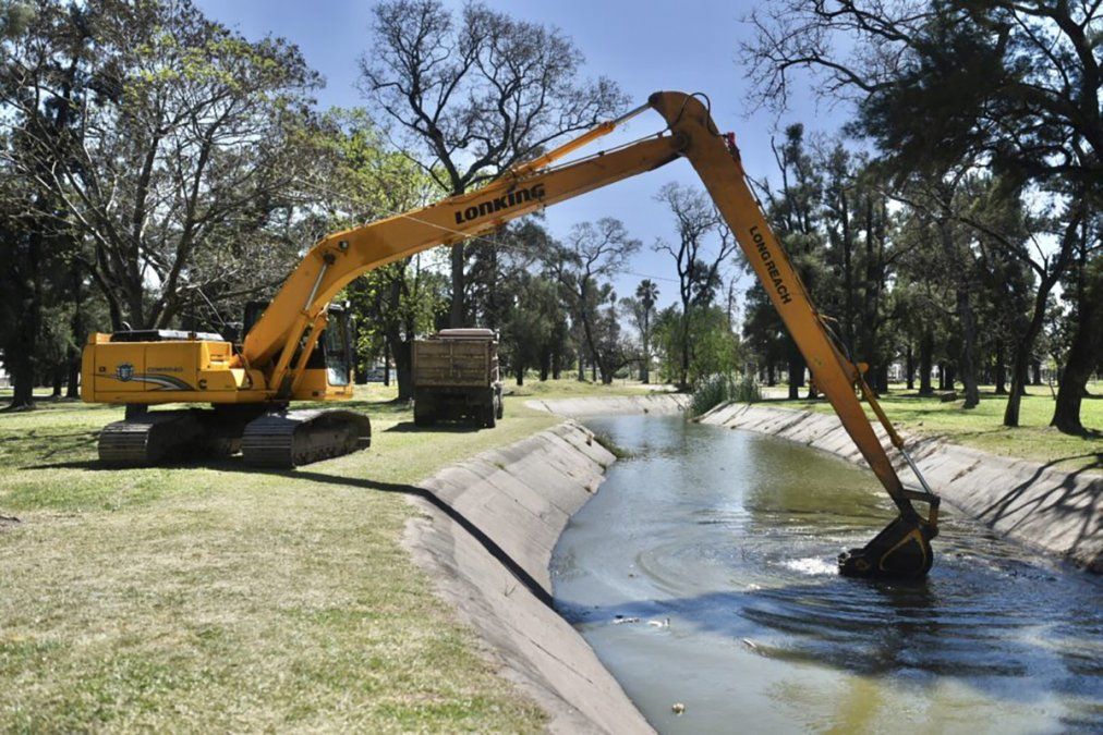 La municipalidad de Santa Fe realizó trabajos de limpieza en el Parque Garay y la apuesta es recuperar el lago.