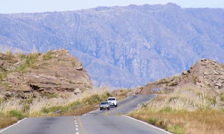 La ruta de las Altas Cumbres ofrece un mirador con vistas espectaculares de los paisajes serranos de Córdoba. La ruta de las Altas Cumbres ofrece un mirador con vistas espectaculares de los paisajes serranos de Córdoba.
