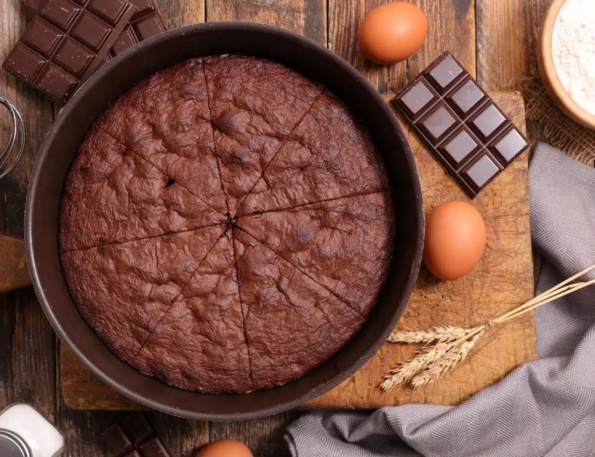 El pastel de chocolate es una excelente opción para preparar en casa y sorprender a toda tu familia. El pastel de chocolate es una excelente opción para preparar en casa y sorprender a toda tu familia.