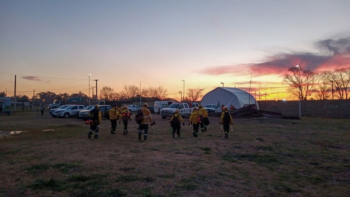 Se puso en marcha un equipo de operaciones para combatir los focos de incendios frente a Villa Constitución