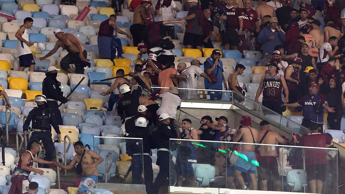 Los violentos incidentes en el Maracaná: la policía brasileña golpeó a hinchas de Lanús durante el partido con Fluminense