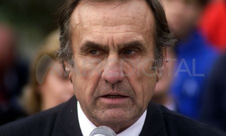 Reutemann padece una hemorragia digestiva, indicaron desde el sanatorio privado donde está internado desde el miércoles. Reutemann padece una hemorragia digestiva, indicaron desde el sanatorio privado donde está internado desde el miércoles.