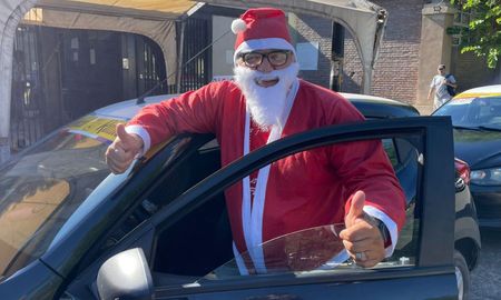 Papá Noel recorrió las calles de Santa Fe en taxi este miércoles 24 de diciembre. Papá Noel recorrió las calles de Santa Fe en taxi este miércoles 24 de diciembre.