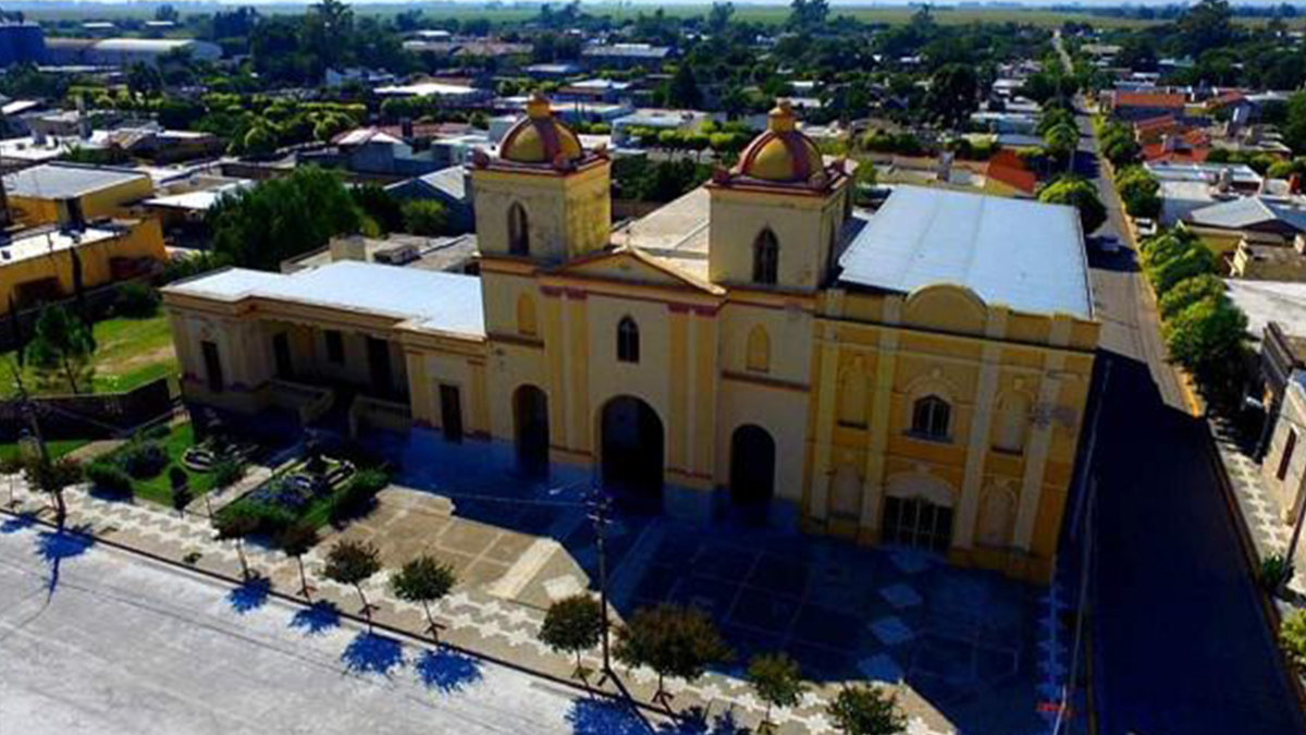Frente a la Plaza San Martín se encuentra la Iglesia de Villa Ascasubi, un atractivo histórico. Frente a la Plaza San Martín se encuentra la Iglesia de Villa Ascasubi, un atractivo histórico.
