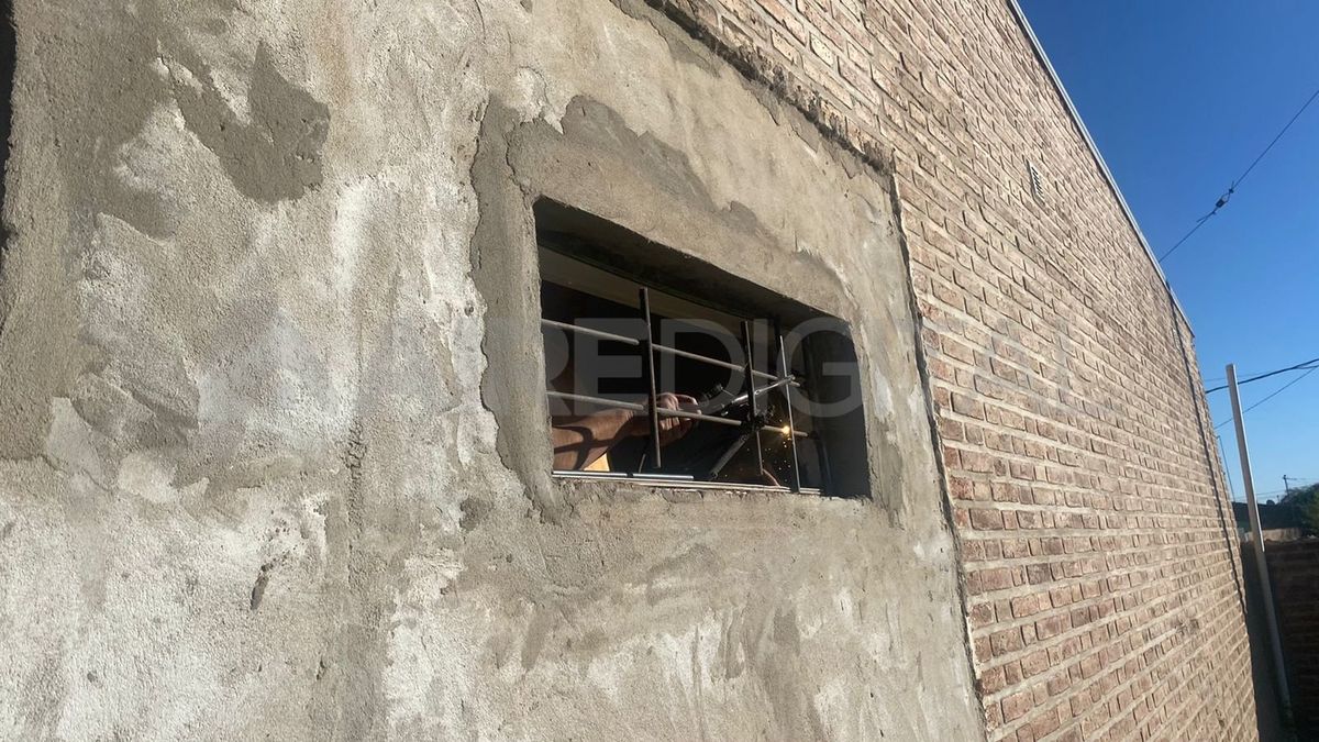 La pequeña ventana por la cual ingresaron a robar en el colegio. 