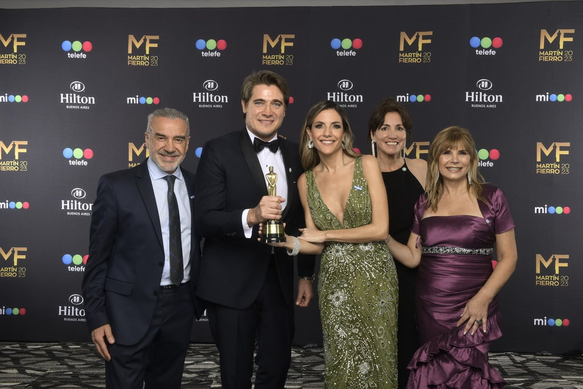 El equipo de América Noticias Mediodía recibió el Martín Fierro a Mejor Noticiero Diurno.