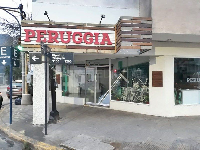 Descalzaron la puerta de la Heladería Peruggia y entraron a robar