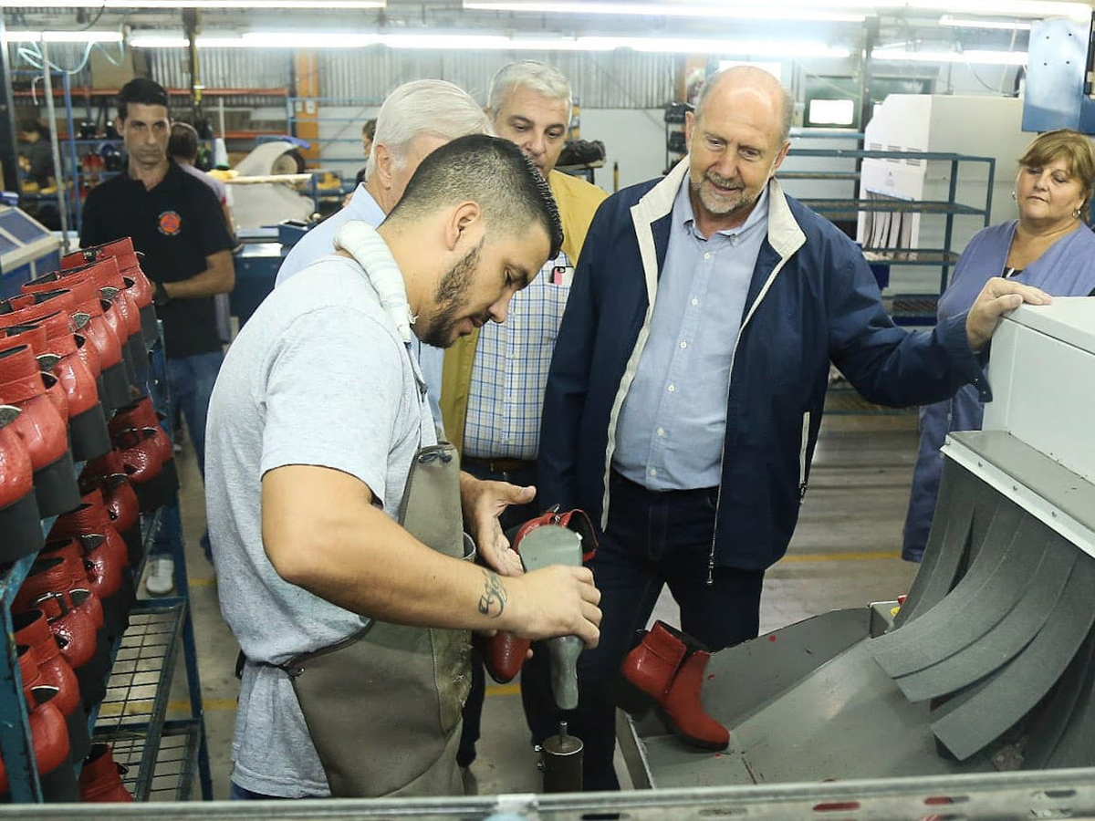 Del total de puestos ocupados, el 42,15% corresponde al sector servicios, seguido por el 38,53% localizados en actividades de producción de bienes y el 19,33% en el comercio. Del total de puestos ocupados, el 42,15% corresponde al sector servicios, seguido por el 38,53% localizados en actividades de producción de bienes y el 19,33% en el comercio.