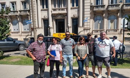 Este martes en el Ministerio de Seguridad, representantes de taxis y remises se reunieron con los funcionarios para evaluar alternativas para evitar más robos y hechos de violencia. Este martes en el Ministerio de Seguridad, representantes de taxis y remises se reunieron con los funcionarios para evaluar alternativas para evitar más robos y hechos de violencia.